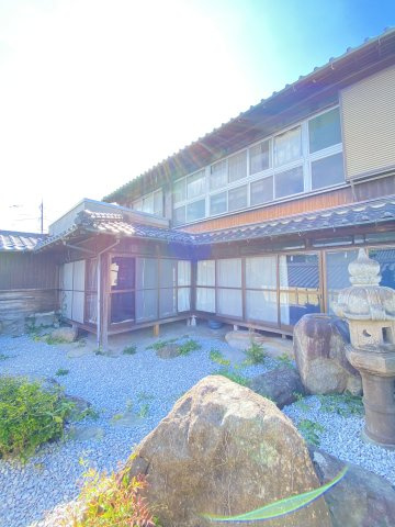 まるで老舗旅館。趣ある玄関と庭園が迎えるリフォーム済み戸建ての外観