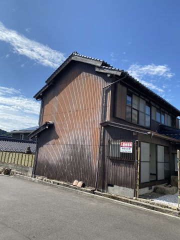 まるで老舗旅館。趣ある玄関と庭園が迎えるリフォーム済み戸建ての外観