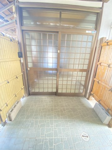 まるで老舗旅館。趣ある玄関と庭園が迎えるリフォーム済み戸建ての玄関