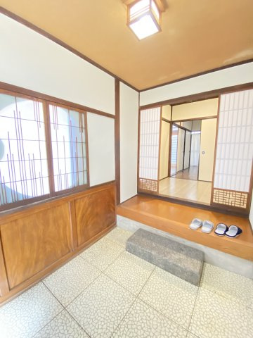 まるで老舗旅館。趣ある玄関と庭園が迎えるリフォーム済み戸建ての玄関|広々玄関