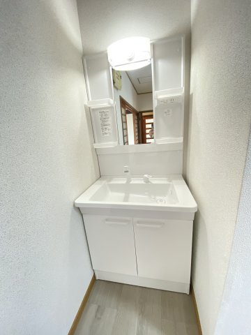 まるで老舗旅館。趣ある玄関と庭園が迎えるリフォーム済み戸建ての独立洗面台