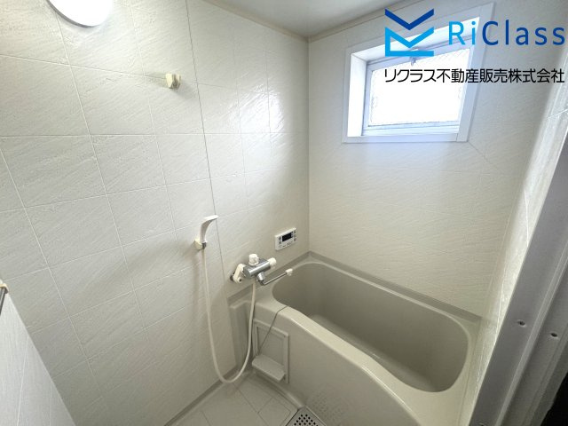 塚口コーポラスの浴室|窓付きのお風呂です