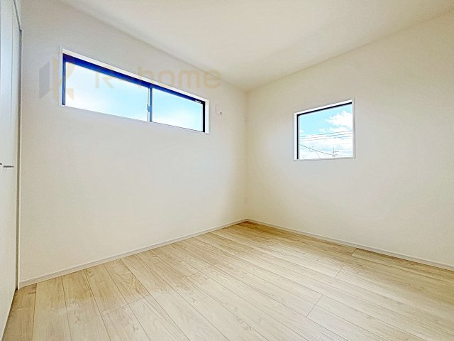 水戸市河和田1期　新築戸建て　2号棟の洋室|2面窓の風通しの良い洋室です♪差し込む暖かな陽当たりで、室内がくつろげる空間に早変わりです♪