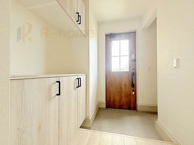 水戸市河和田1期　新築戸建て　2号棟の玄関|気持ちよくご家族やゲストを送迎できる穏やかな雰囲気の玄関♪土間収納付きで玄関周りスッキリ！