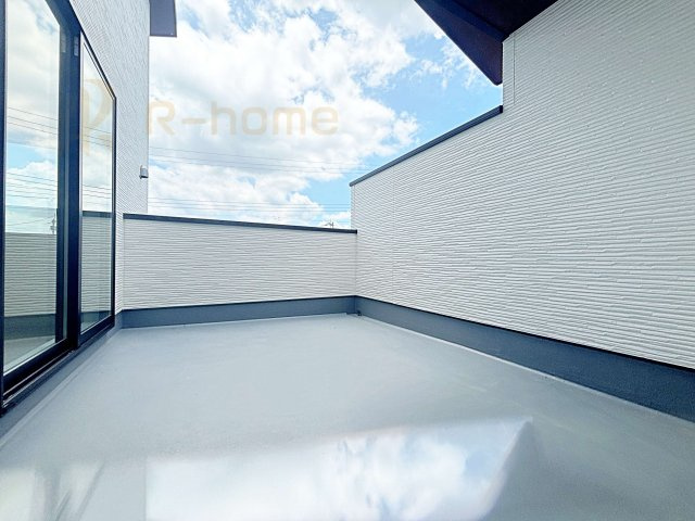 水戸市河和田1期　新築戸建て　2号棟のバルコニー|奥行きのあるバルコニーは、お子様をプールで遊ばせたり、カフェテラス風にしたり多目的に利用できます♪