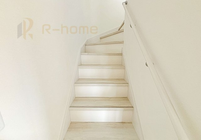 水戸市河和田1期　新築戸建て　2号棟の内装|手すりのついた階段！
小さなお子様の利用も一安心です♪