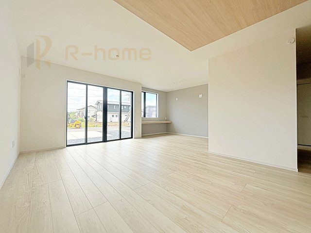 水戸市河和田1期　新築戸建て　2号棟の居間・リビング|広々としたLDK♪自然と家族が集まるリビング階段プラン♪