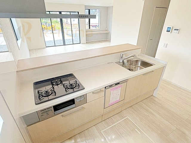 水戸市河和田1期　新築戸建て　2号棟のキッチン|料理をしながら家族とコミュニケーションが取れる対面式システムキッチン。便利なビルトイン食洗機！