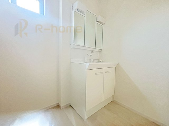 水戸市河和田1期　新築戸建て　2号棟の洗面所|清潔感溢れる洗面台は嬉しい三面鏡付き。洗剤や歯ブラシなどもすっきり収納できます♪