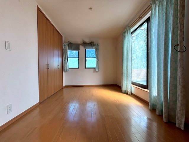 【洋室】 | ◇◆伊勢原市笠窪 中古戸建◆◇ | 洋室は全室、南側に窓がありますので、とても明るく快適に過ごせます♪