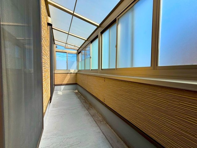 【バルコニー】 | ◇◆伊勢原市笠窪 中古戸建◆◇ | 雨の日でも洗濯物を干してお出かけできます♪
2021年サンルーフ新規設置