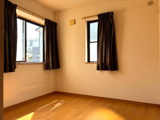 【洋室】 | ◇◆伊勢原市笠窪 中古戸建◆◇ | 約5帖の洋室は2面採光で室内明るいです！