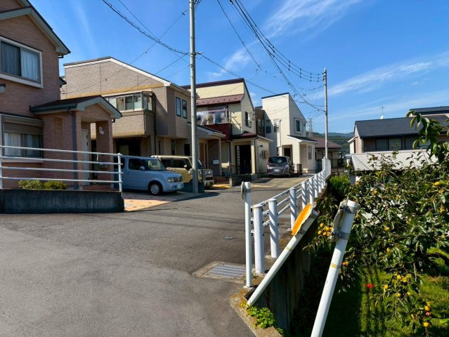 【前面道路含む現地写真】 | ◇◆伊勢原市笠窪 中古戸建◆◇ | 前面道路は約5ｍありますので、駐車も容易です♪