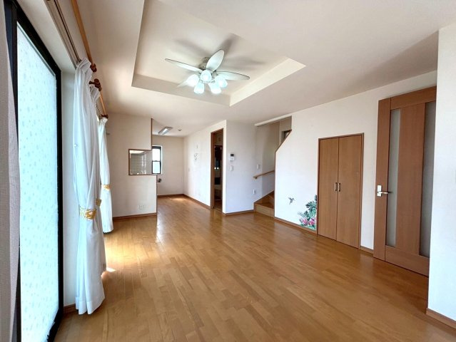 【居間・リビング】 | ◇◆伊勢原市笠窪 中古戸建◆◇ | 家族とのコミュニケーションが取りやすいリビング階段