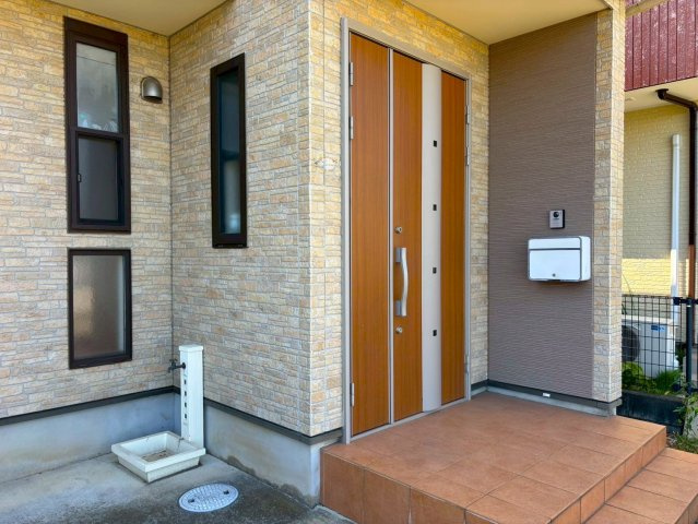 【玄関】 | ◇◆伊勢原市笠窪 中古戸建◆◇ | お車の洗車やお子様のプールに便利な外水栓あり