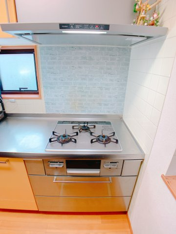 【キッチン】 | ◇◆伊勢原市笠窪 中古戸建◆◇ | システムキッチン、３口コンロ♪
