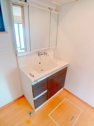 【独立洗面台】 | ◇◆伊勢原市笠窪 中古戸建◆◇ | 3面鏡の洗面台となります♪