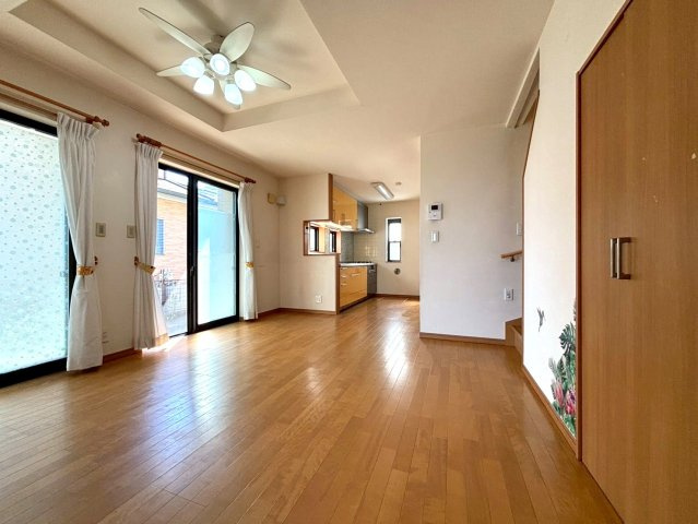 【居間・リビング】 | ◇◆伊勢原市笠窪 中古戸建◆◇ | LDK約14.7帖
折り上げ天井で空間が広く感じられます♪