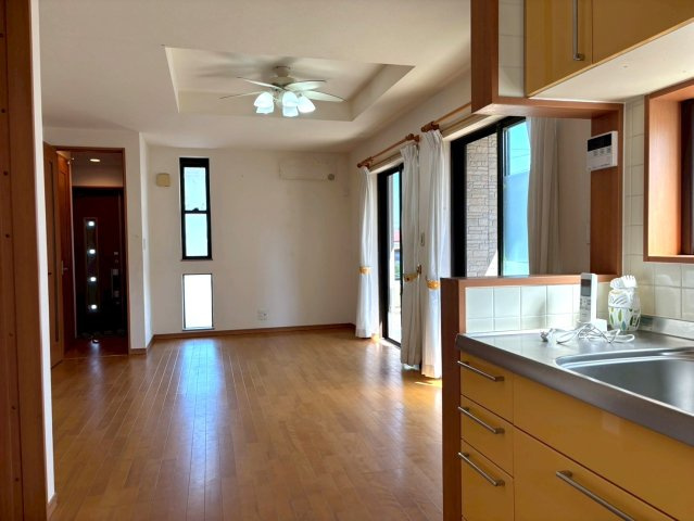 【居間・リビング】 | ◇◆伊勢原市笠窪 中古戸建◆◇ | 陽当たり良好！ゆったり過ごせるリビングです♪