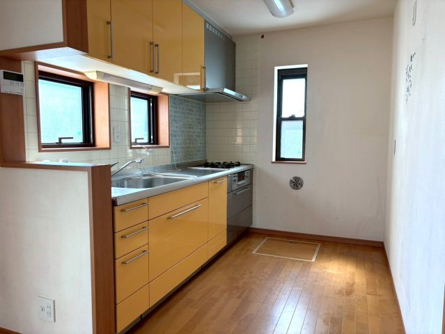 【キッチン】 | ◇◆伊勢原市笠窪 中古戸建◆◇ | キッチンは窓が２か所ありますので、明るいです♪