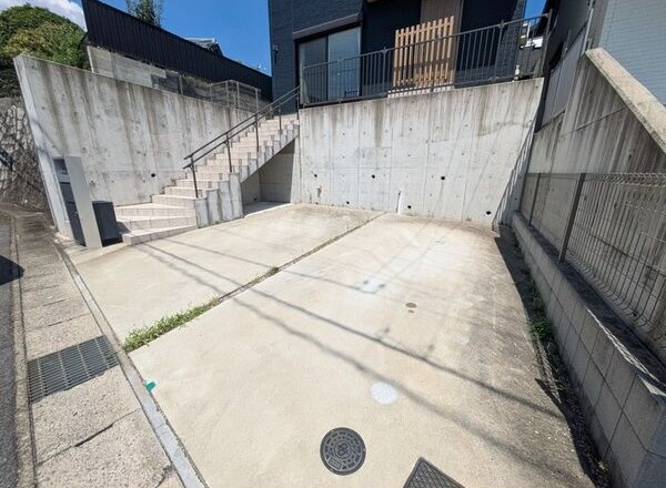 西浦戸建の駐車場