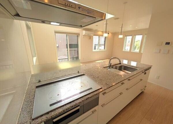 鳴海町山ノ神戸建のキッチン