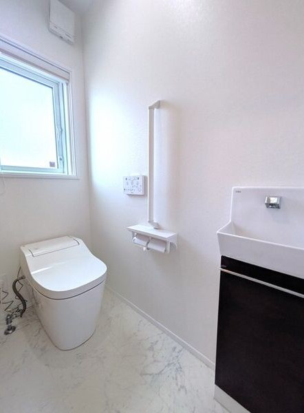 鳴海町山ノ神戸建のトイレ