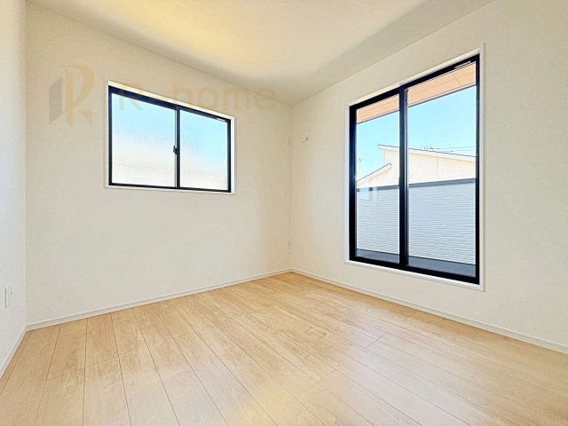 水戸市河和田1期　新築戸建て　4号棟の洋室|2面窓の風通しの良い洋室です♪差し込む暖かな陽当たりで、室内がくつろげる空間に早変わりです♪