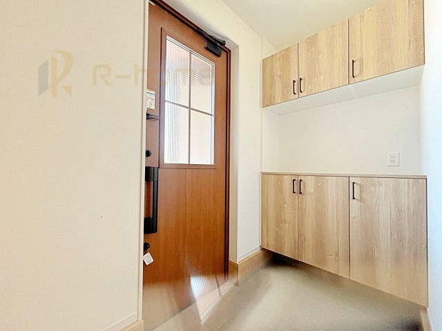 水戸市河和田1期　新築戸建て　4号棟の玄関|気持ちよくご家族やゲストを送迎できる穏やかな雰囲気の玄関♪大きな下駄箱で玄関廻りスッキリ♪