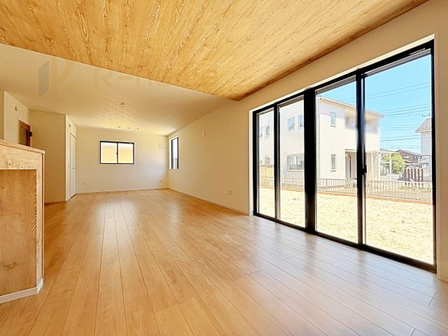 水戸市河和田1期　新築戸建て　4号棟の居間・リビング|広々とした余裕のあるリビングです♪大きな窓からは自然光が届きます。