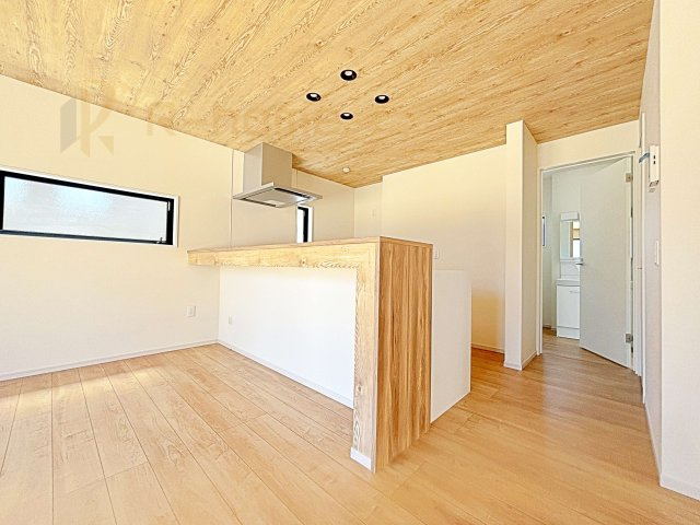 水戸市河和田1期　新築戸建て　4号棟のキッチン|会話も楽しめるカウンターキッチン！コンロ前も壁がない嬉しい仕様♪