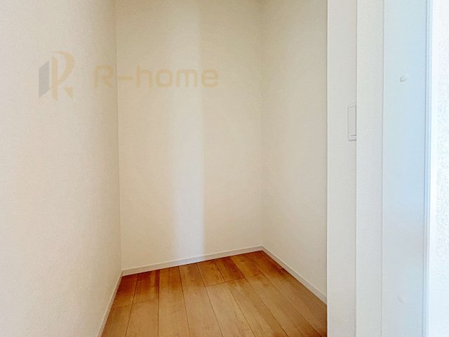 水戸市河和田1期　新築戸建て　4号棟の収納|リビングに収納便利な納戸！共有スペースの収納はあると便利です！