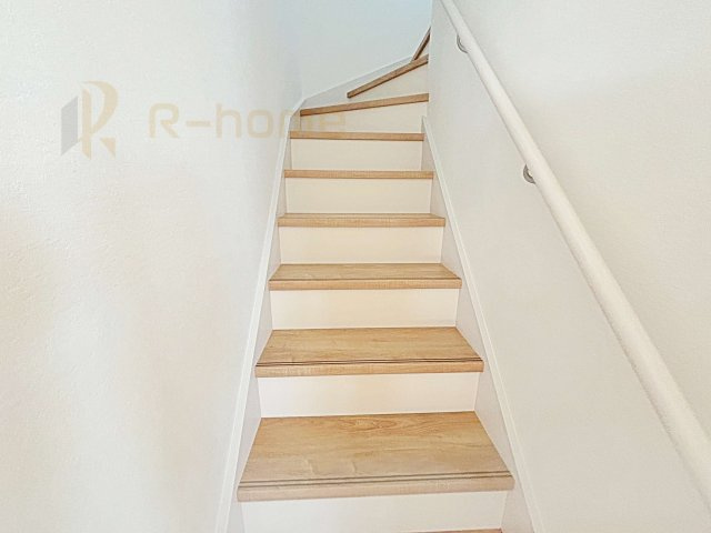 水戸市河和田1期　新築戸建て　4号棟の内装|手すりのついた階段！
小さなお子様の利用も一安心です♪