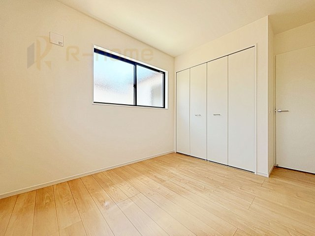 水戸市河和田1期　新築戸建て　4号棟の洋室|どんな部屋にもしやすいシンプルな洋室！
たっぷりの日差しと心地よい風が舞い込む住まい♪