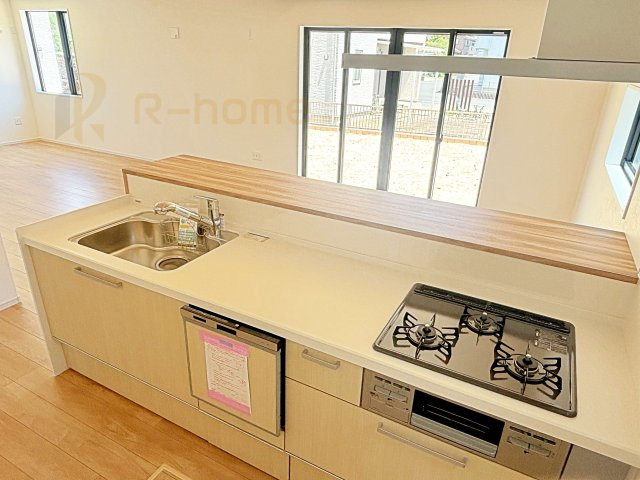 水戸市河和田1期　新築戸建て　4号棟のキッチン|料理をしながら家族とコミュニケーションが取れる対面式システムキッチン。嬉しいビルトイン食洗機！