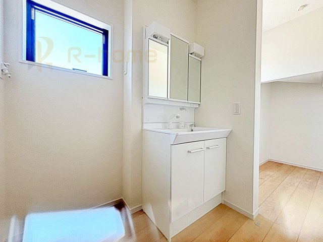 水戸市河和田1期　新築戸建て　4号棟の洗面所|清潔感溢れる洗面台は嬉しい三面鏡付き。洗剤や歯ブラシなどもすっきり収納できます♪