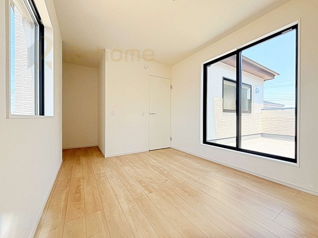 水戸市河和田1期　新築戸建て　4号棟の洋室|収納便利なウォークインクローゼット付きの洋室♪
明るく風通しの良いお部屋です♪
