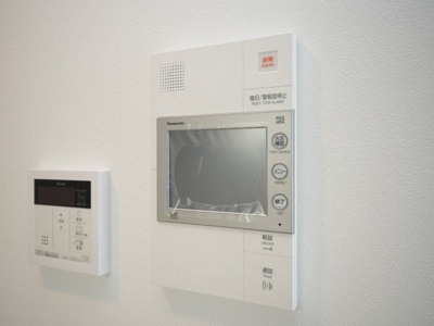 【セキュリティ】 | コンフォリア・リヴ南森町Q | モニター付きインターホンです