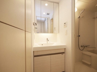 【洗面所】 | コンフォリア・リヴ南森町Q | 脱衣スペースもあります