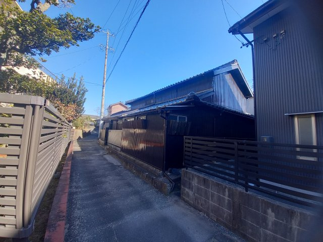 竹島中古住宅の前面道路含む現地写真