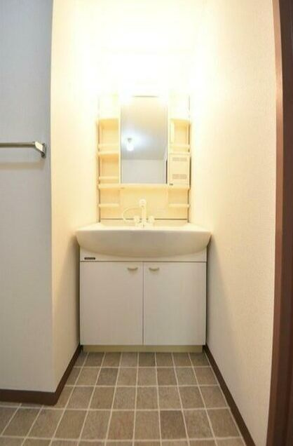 川口市芝塚原２丁目の賃貸マンションの独立洗面台