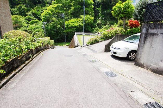 【前面道路含む現地写真】 | 熱海市相の原町　戸建