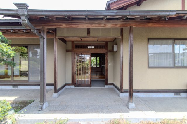 足利市利保町２丁目の中古一戸建の玄関