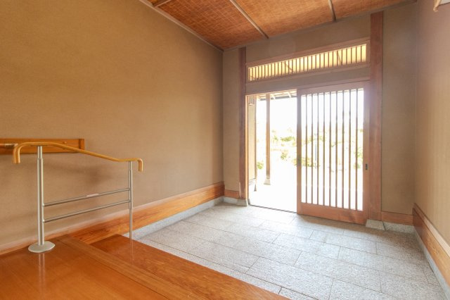 足利市利保町２丁目の中古一戸建の玄関|大きな窓から自然光が差し込む明るい玄関空間