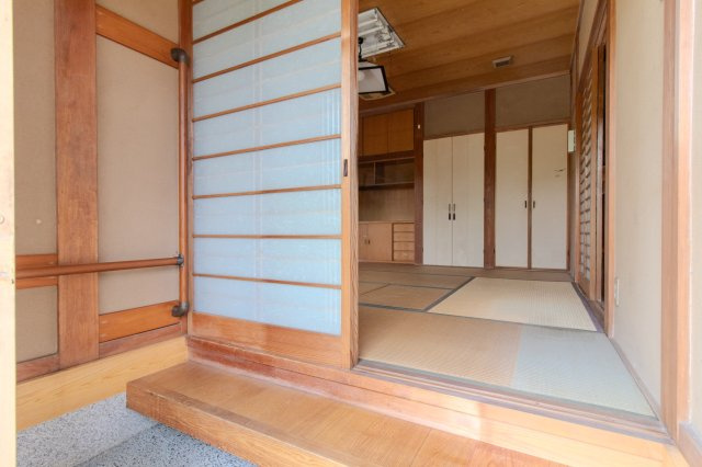 足利市利保町２丁目の中古一戸建の玄関