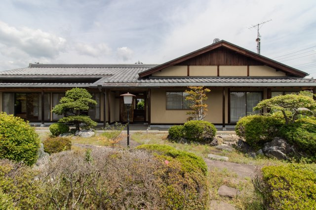 足利市利保町２丁目の中古一戸建の庭|東・南・北の三方道路に面した開放的な角地