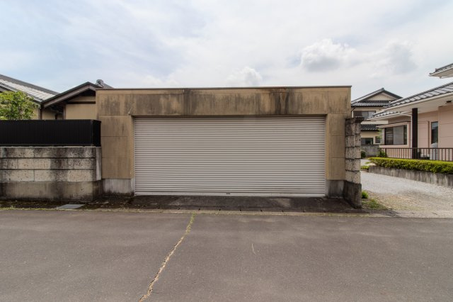足利市利保町２丁目の中古一戸建の駐車場|シャッター付きガレージ完備
