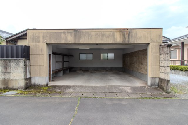 足利市利保町２丁目の中古一戸建の駐車場|シャッター付きガレージ完備