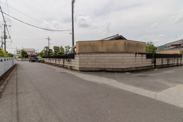 足利市利保町２丁目の中古一戸建の前面道路含む現地写真