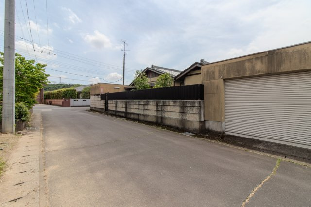 足利市利保町２丁目の中古一戸建の前面道路含む現地写真